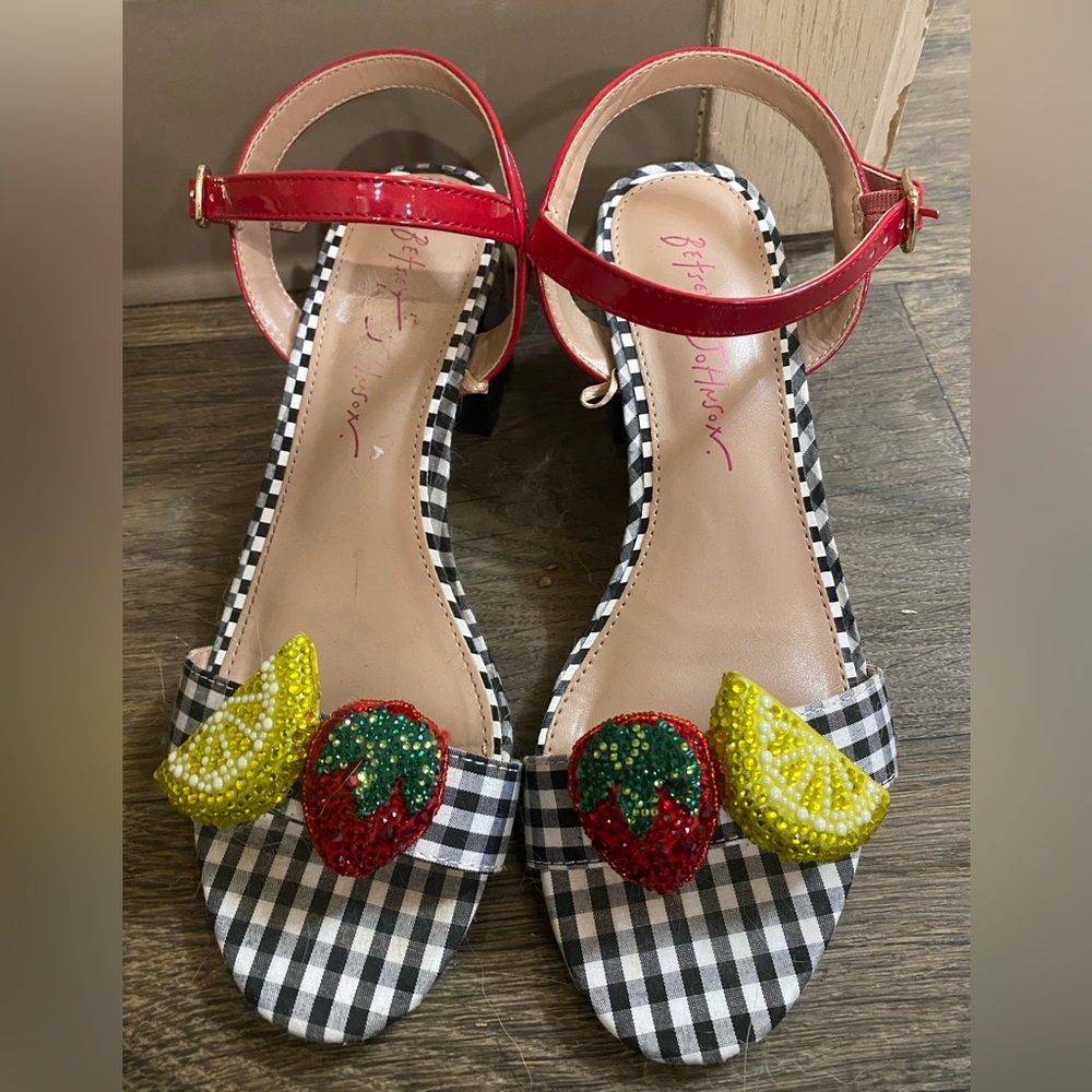 Betsy Johnson Malian block heel sandals NWOT